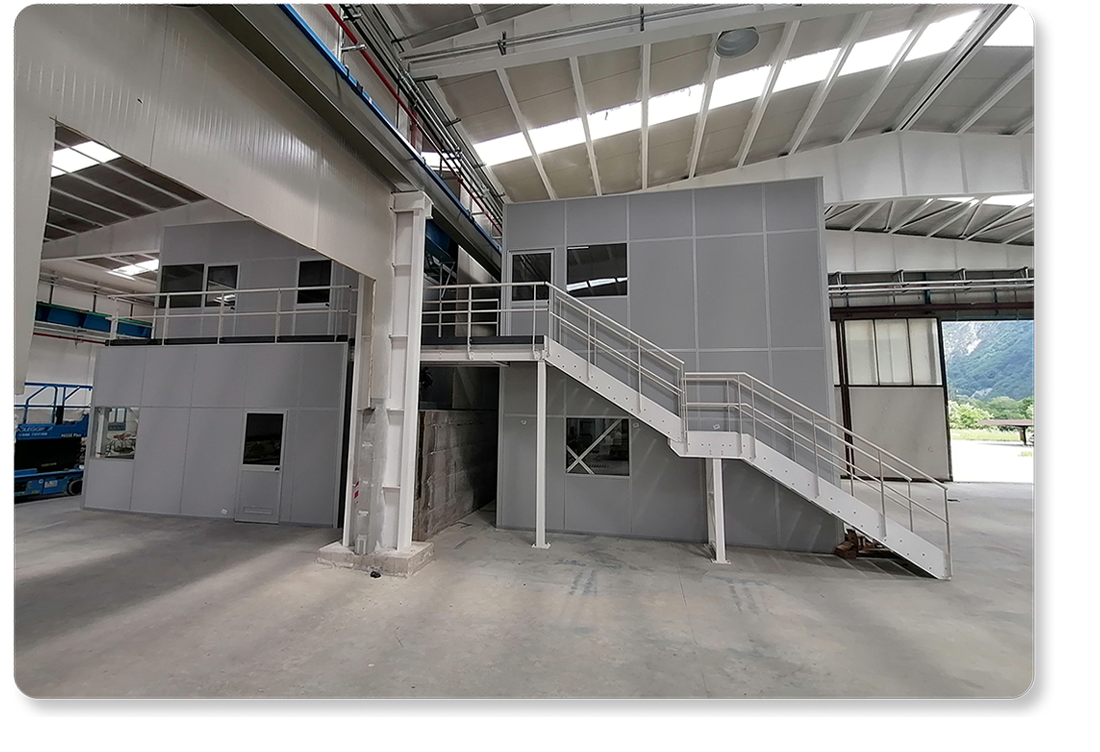 Struttura prefabbricata per uffici interni in ambiente industriale, immagine prima del trattamento fotografico