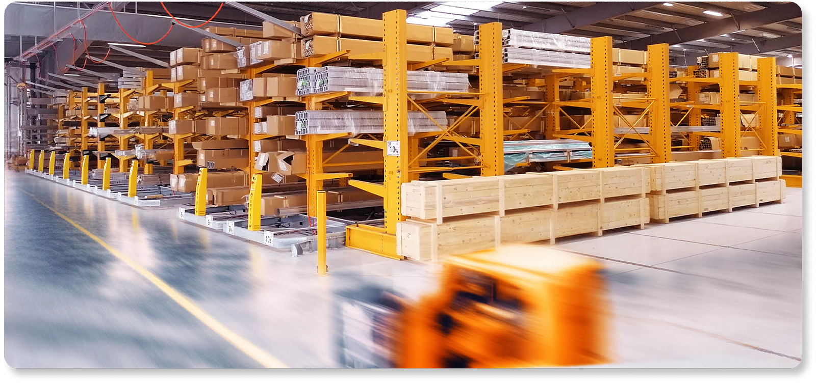 Immagine ottimizzata di scaffalature industriali in magazzino, con migliorie su colore, contrasto e profondità