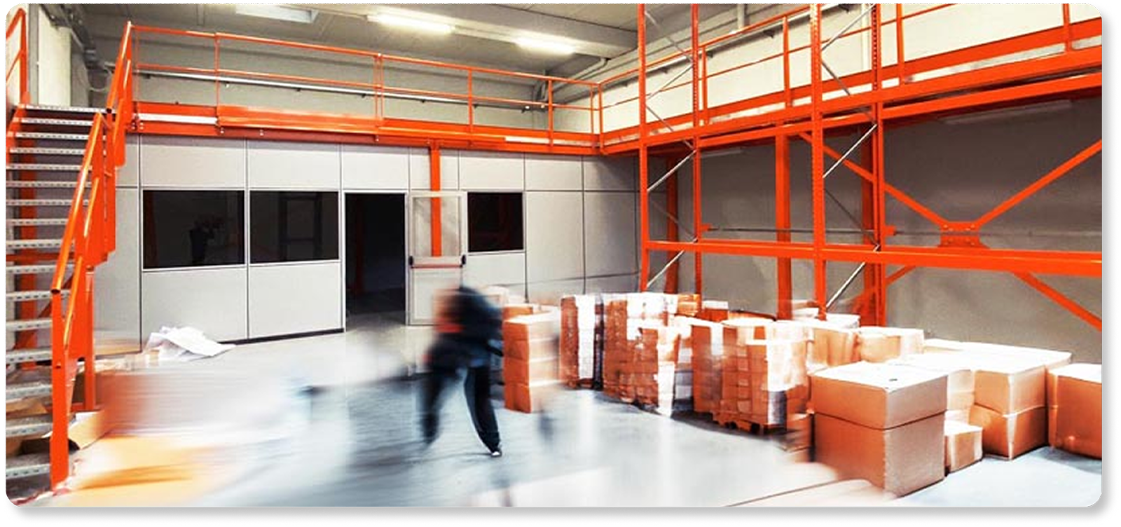 Trattamento fotografico di immagine soppalco con uffici, valorizzata con correzioni colore, profondità e presenza dinamica