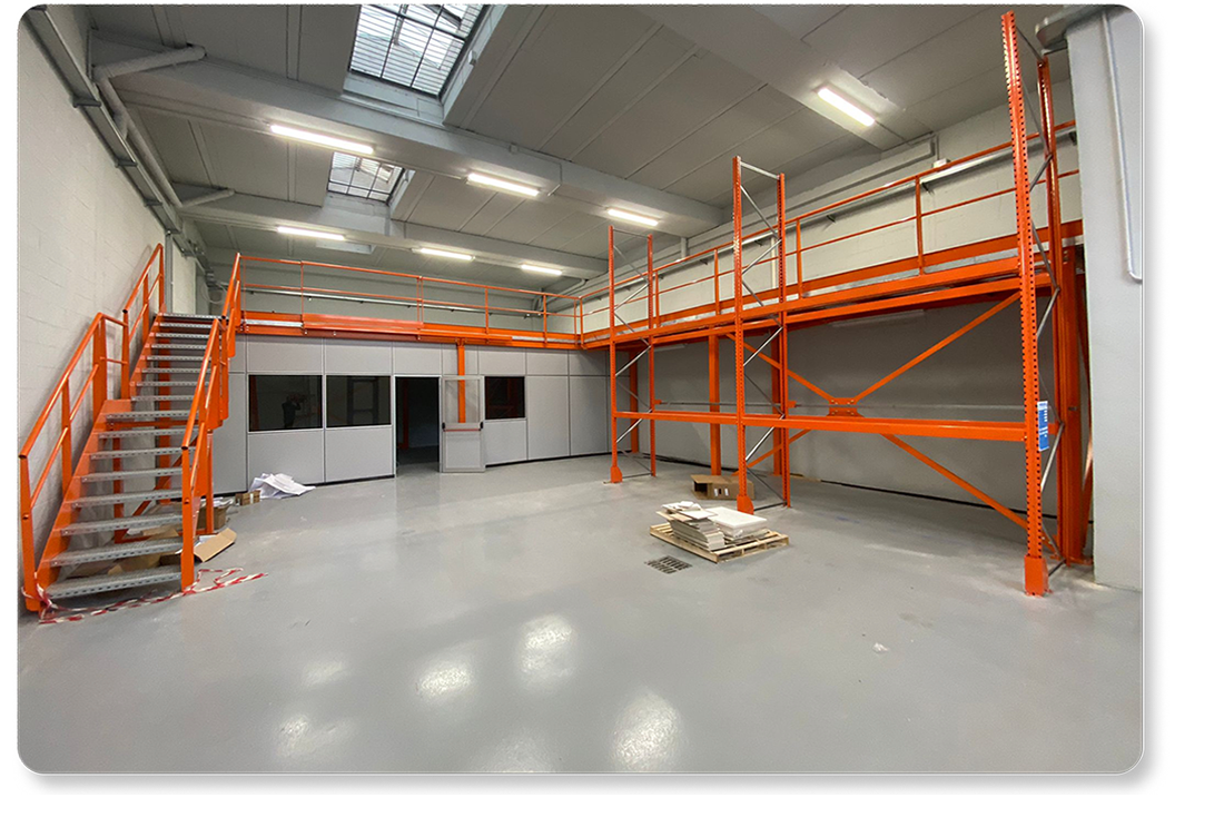 Soppalco industriale con struttura uffici in fase di completamento, immagine originale non ottimizzata