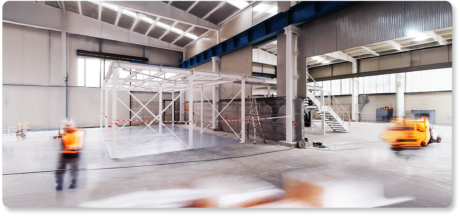 Foto ottimizzata di un soppalco industriale installato, con correzione luci, contrasto e saturazione