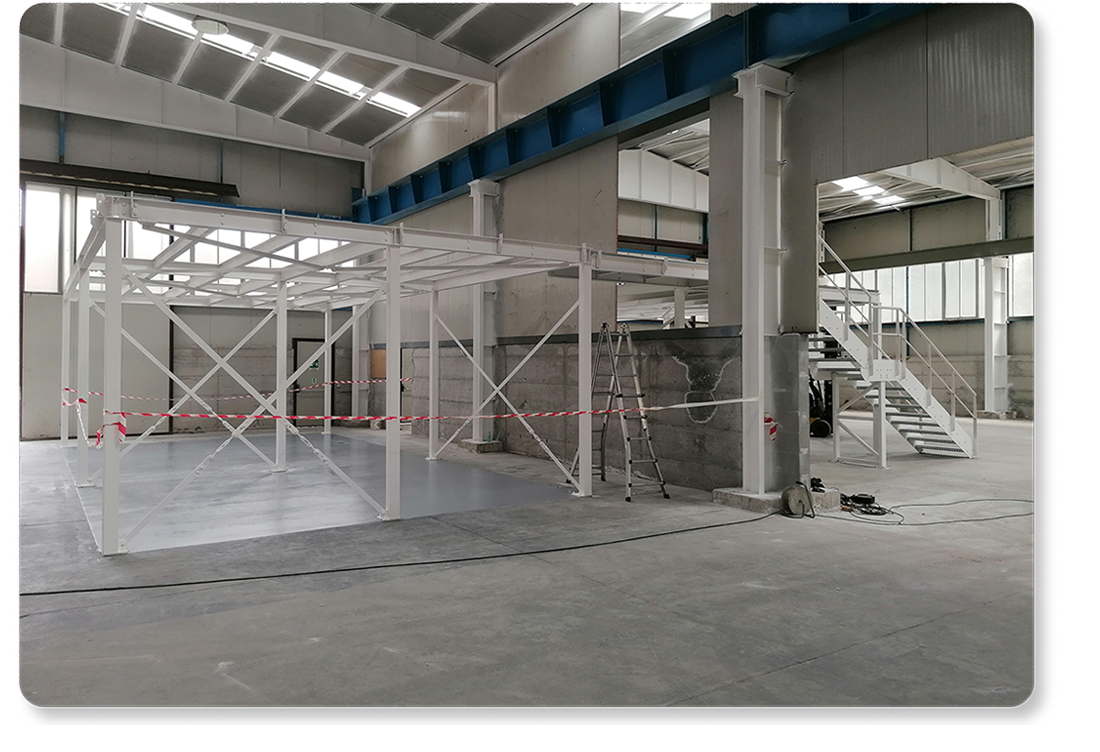 Soppalco industriale in fase di installazione, foto originale prima del trattamento immagine